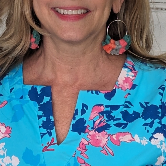 These beautiful macrame fringe earrings were hand knotted with hot pink cotton - Picture 2 of 2